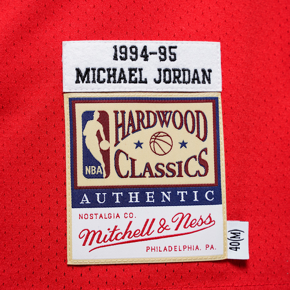 Mitchell & Ness Authentic Jersey - Michael 
Jordan